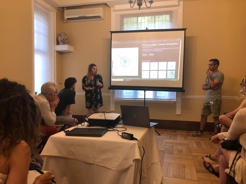 María Sierra y yo en el AOS, hablando de cultura de empresa y el Circumplex Model.